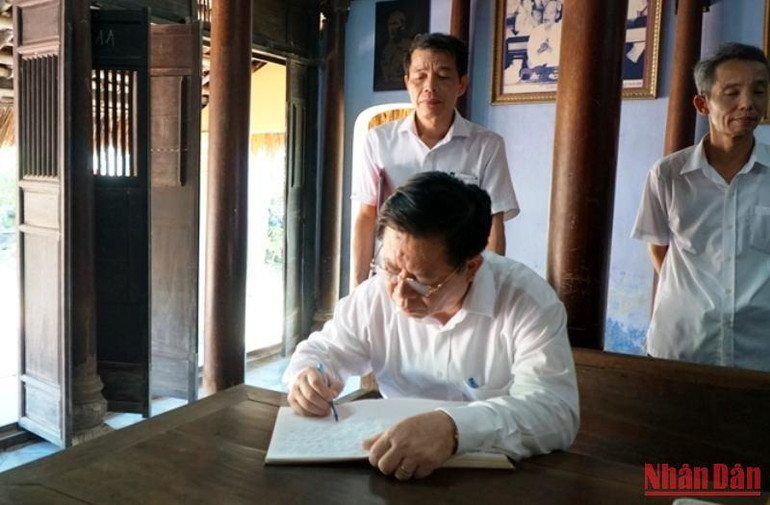 Đồng chí Nguyễn Trọng Nghĩa ghi những dòng lưu niệm bày tỏ lòng biết ơn vô hạn, tri ân sâu sắc đối với sự cống hiến của đồng chí Tố Hữu.