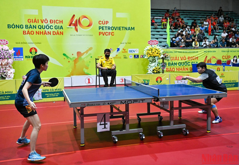 Trận chung kết đơn nữ giữa Mai Hoàng Mỹ Trang (bên phải) gặp Nguyễn Khoa Diệu Khánh.