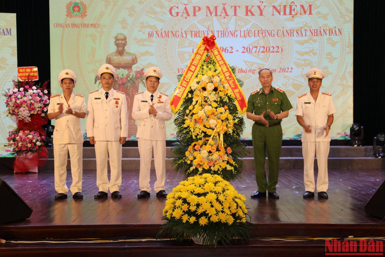 Lãnh đạo Bộ Công an tặng hoa chúc mừng Công an tỉnh Vĩnh Phúc.
