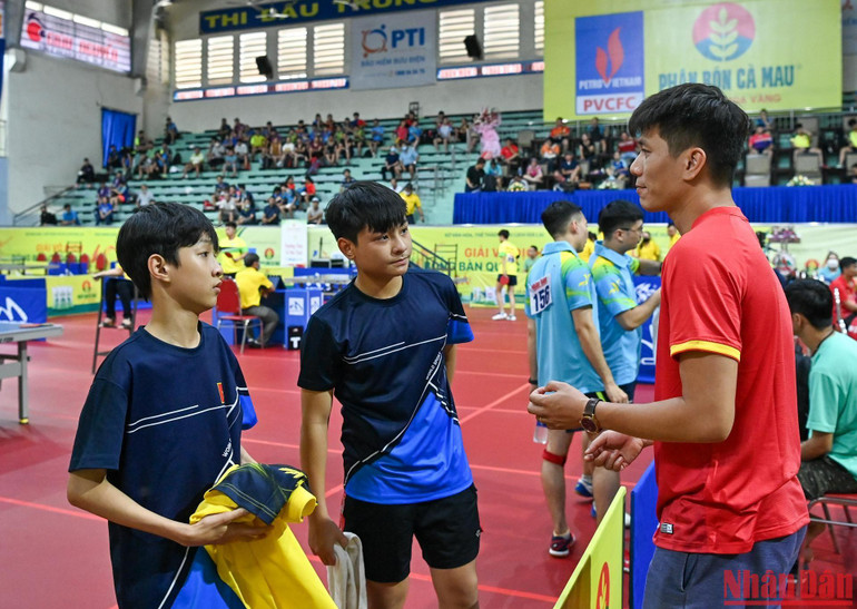 HLV đội Đà Nẵng chỉ đạo sát sao hai học trò Nguyễn Anh Đại &amp; Nguyễn Minh Đoàn trong trận đấu gặp cặp đôi Tín Phát-Gia Lai.