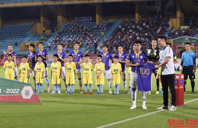 Phạm Đức Huy được trao áo kỷ niệm thi đấu 100 trận cho Hà Nội FC.