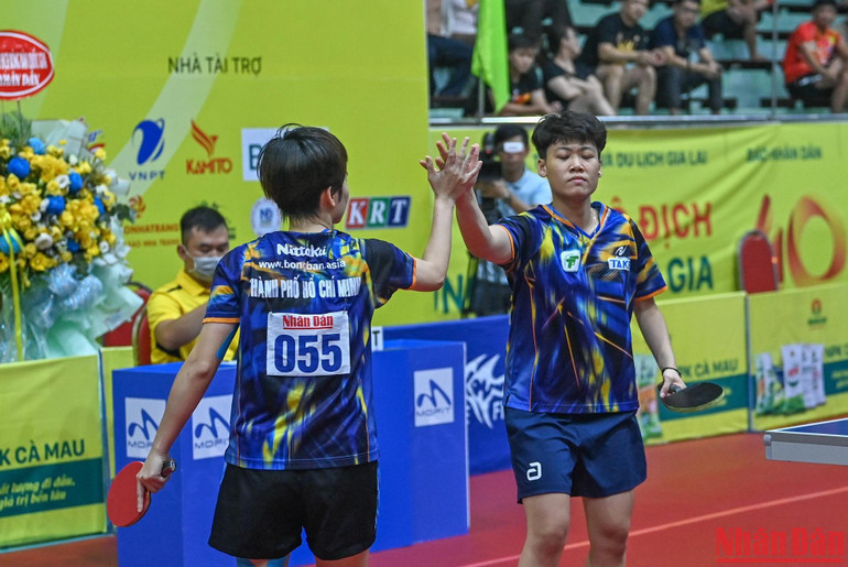 Diệu Khánh và Thanh Thư ăn mừng chiến thắng trong trận chung kết. Diệu Khánh và Thanh Thư ăn mừng chiến thắng trong trận chung kết.