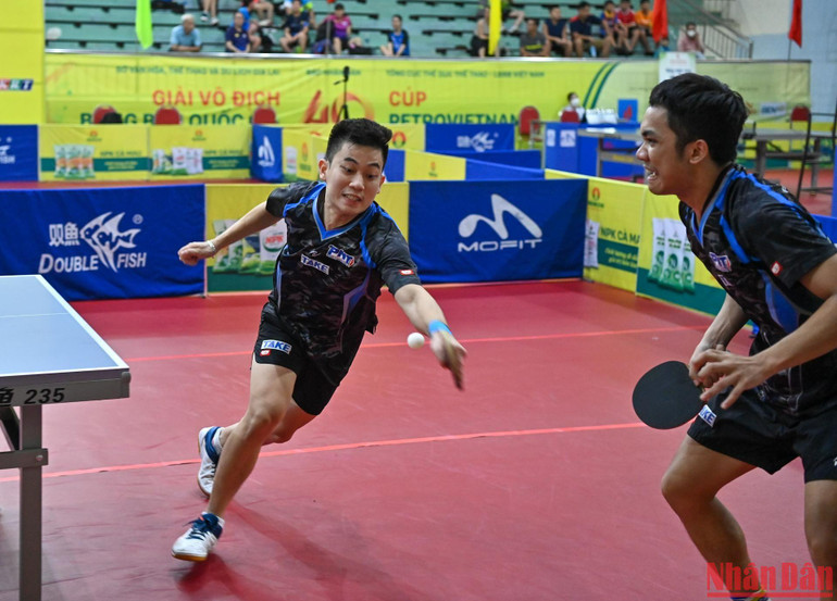 Cặp đôi Đình Đức và Anh Hoàng giành thắng lợi với tỷ số 3-0 để lọt vào trận chung kết.