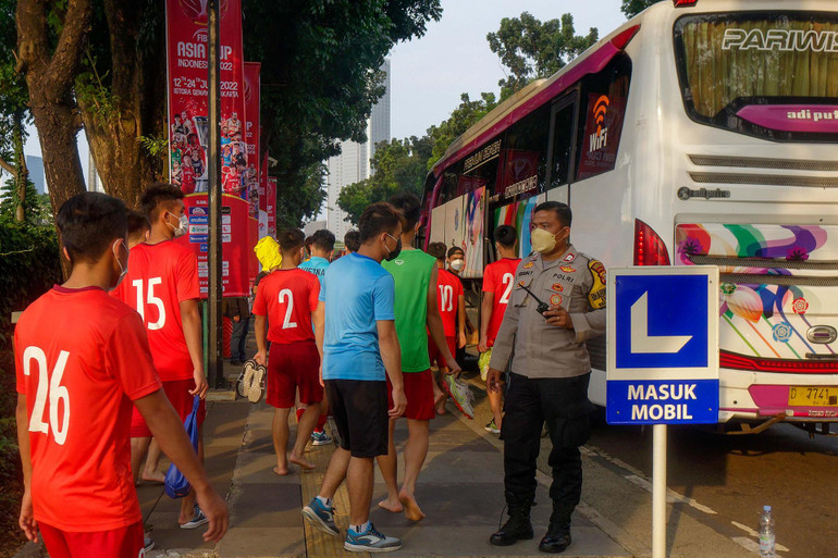 Các cầu thủ U19 Việt Nam di chuyển tới sân tập dưới sự bảo vệ của lực lượng chức năng. (Ảnh: VFF)