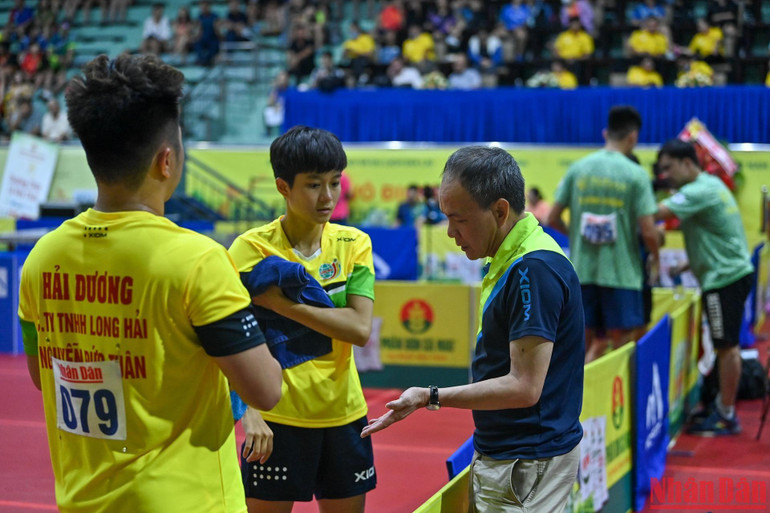 Hai HLV chỉ đạo sát sao các học trò trong giờ nghỉ tại trận chung kết.