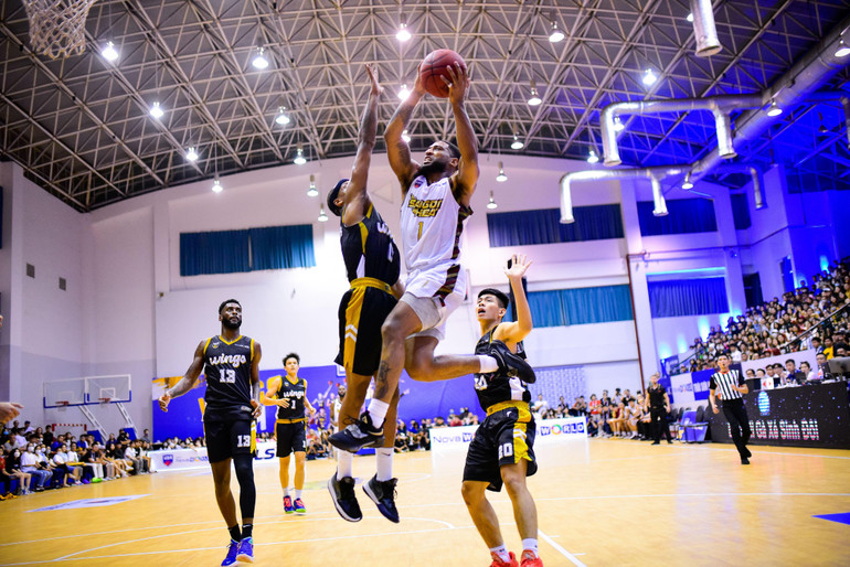 Madarious Gibbs tỏa sáng giúp Heat nhỉnh hơn ở những thời khắc quyết định.