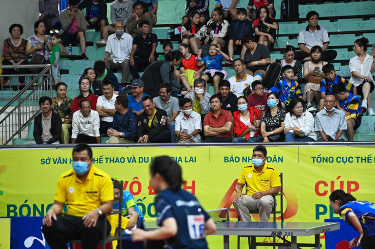 Nhiều khán giả tại thành phố Pleiku đã có mặt tại nhà thi đấu để theo dõi và cổ vũ cho các vận động viên.