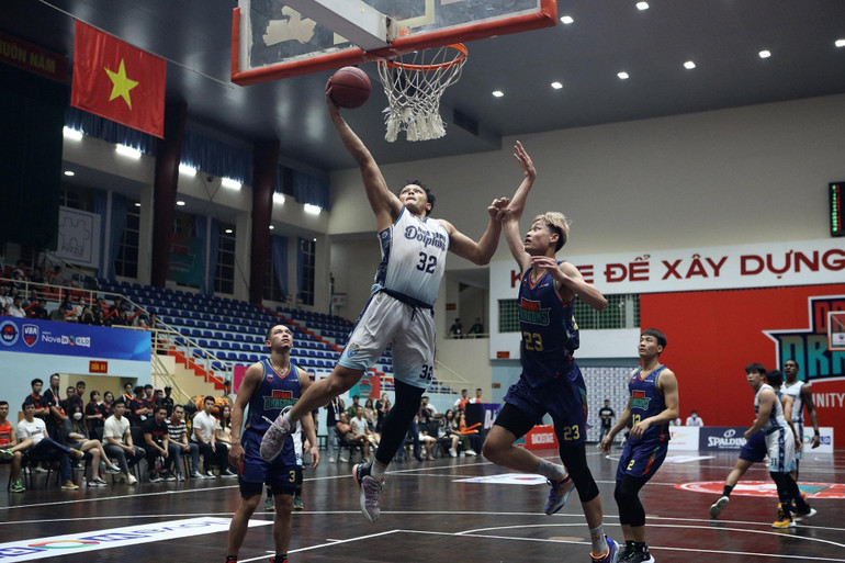 Dominique Tham tiếp tục thể hiện sức mạnh với Nha Trang Dolphins. Dominique Tham tiếp tục thể hiện sức mạnh với Nha Trang Dolphins.