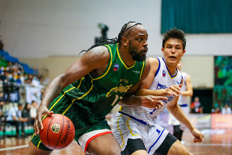 DeAngelo Hamilton (trái) nỗ lực giúp Cantho Catfish bám đuổi điểm số. (Ảnh: VBA) DeAngelo Hamilton (trái) nỗ lực giúp Cantho Catfish bám đuổi điểm số. (Ảnh: VBA)