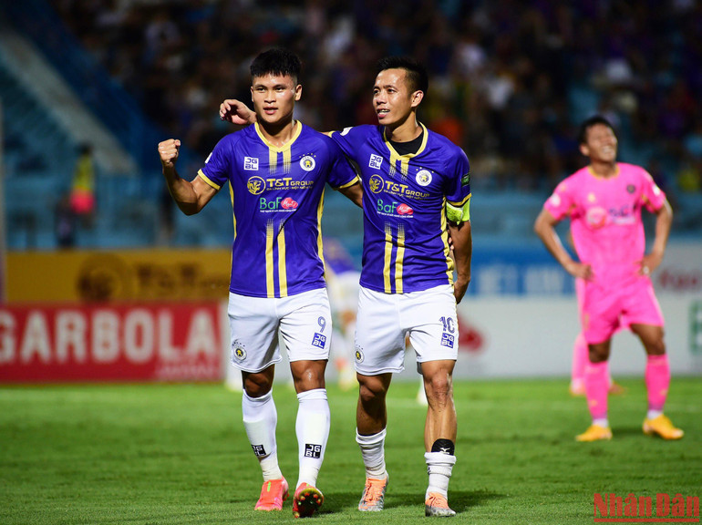 Tuấn Hải ăn mừng bàn thắng ấn định chiến thắng cùng Văn Quyết.