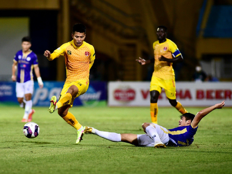 CLB Hải Phòng nỗ lực tìm kiếm bàn gỡ.