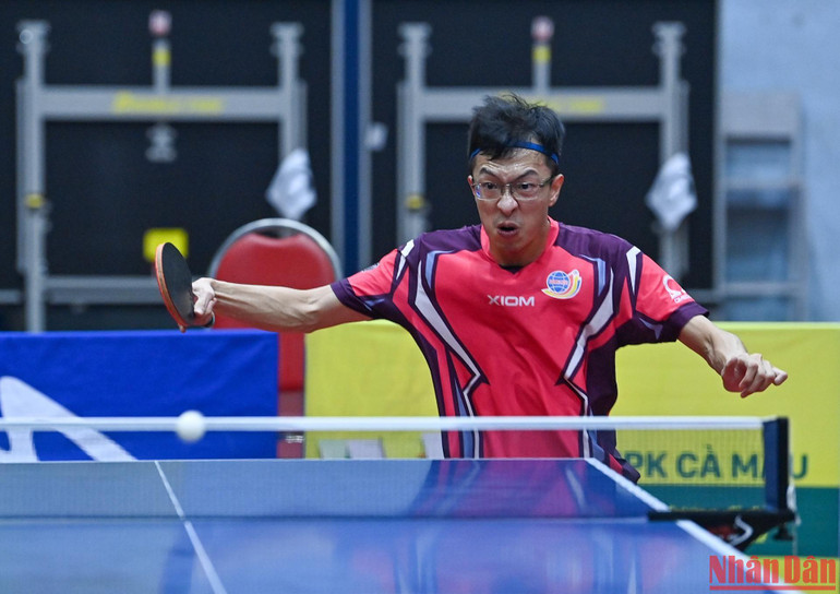 Tay vợt Vũ Quang Hiền đáp trả đòn tấn công của Đức Tuân.