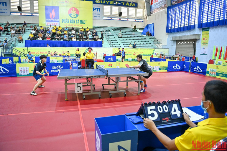 Trận bán kết đơn nữ giữa Mai Hoàng Mỹ Trang gặp Nguyễn Bạch Thanh Thư.