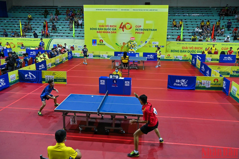 Các vận động viên thi đấu nội dung đồng đội nam, đồng đội nữ tối 12/7. Các vận động viên thi đấu nội dung đồng đội nam, đồng đội nữ tối 12/7.