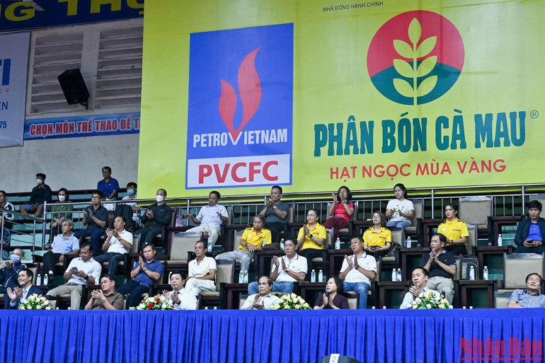 Các đồng chí lãnh đạo Báo Nhân Dân, tỉnh Gia Lai và các đại biểu dự lễ bế mạc. Các đồng chí lãnh đạo Báo Nhân Dân, tỉnh Gia Lai và các đại biểu dự lễ bế mạc.