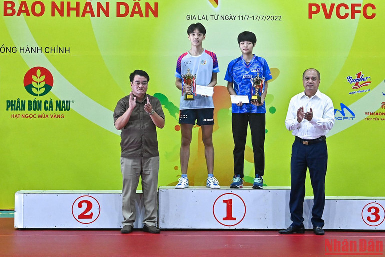 Ban tổ chức trao giải cho nam và nữ vận động viên trẻ triển vọng nhất. Ban tổ chức trao giải cho nam và nữ vận động viên trẻ triển vọng nhất.