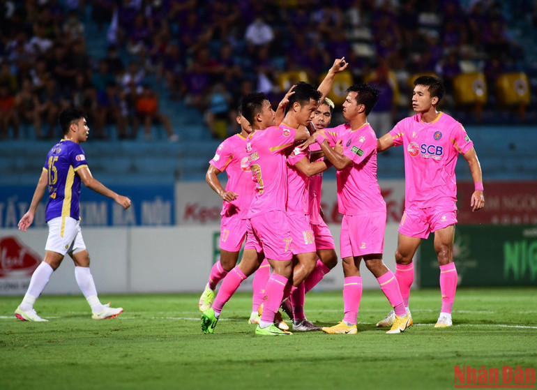 Tuy nhiên ở phút 23, Thành Trung lại phạm lỗi trong vòng cấm khiến Sài Gòn được hưởng phạt đền. Mạnh Trường đã dễ dàng đánh lừa thủ thành Văn Trường để gỡ hòa 1-1 cho đội khách áo hồng.