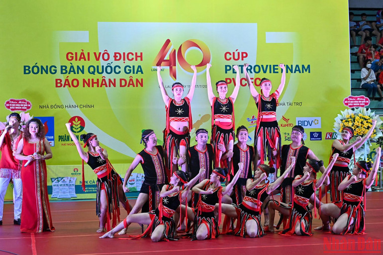 Tiết mục văn nghệ của các nghệ sĩ nhà hát ca múa nhạc tổng hợp Đam San. Tiết mục văn nghệ của các nghệ sĩ nhà hát ca múa nhạc tổng hợp Đam San.