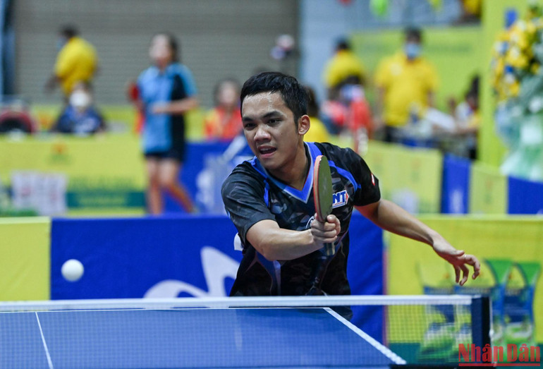 Vận động viên trẻ Đinh Anh Hoàng cùng đồng đội nam đội Hà Nội 1 lọt vào trận chung kết đồng đội nam.