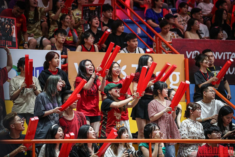 Không khí rực lửa tại Nhà thi đấu Tây Hồ.