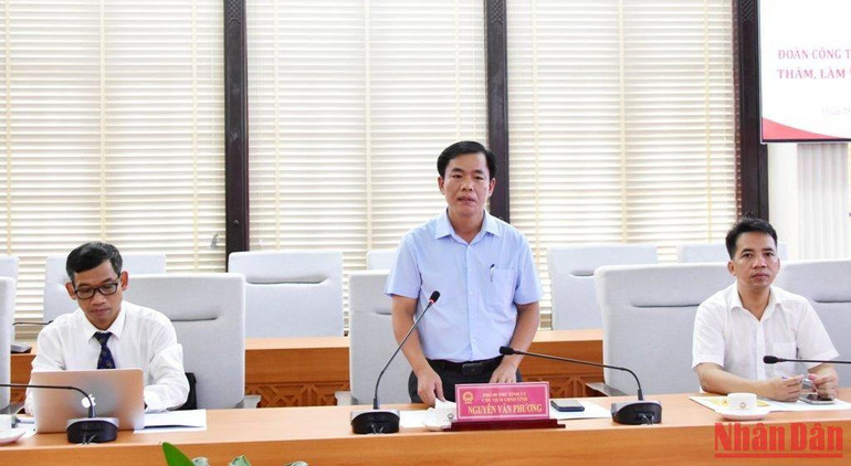 Chủ tịch Ủy ban nhân dân tỉnh Nguyễn Văn Phương báo cáo tổng quát tình hình kinh tế-xã hội, quốc phòng an ninh, đối ngoại của địa phương.