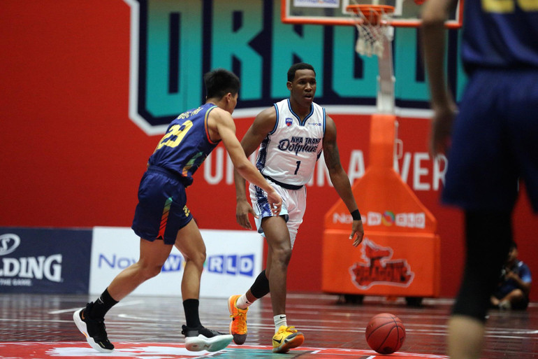 Cleveland Jackson dẫn bóng tìm phương án đột nhập. Cleveland Jackson dẫn bóng tìm phương án đột nhập.