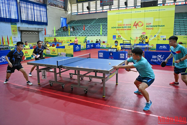 Trận bán kết đôi nam giữa Bùi Thế Nghĩa và Nguyễn Đăng Hiệp (phải) gặp Lê Đình Đức và Đinh Anh Hoàng.