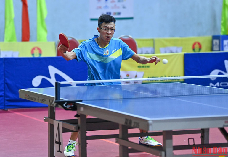 Vũ Quang Hiền vượt qua Đoàn Bá Tuấn Anh để lọt vào trận chung kết đơn nam.