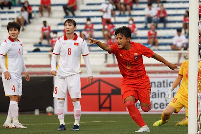 San Thaw Zaw mở tỷ số cho đội tuyển nữ Myanmar. (Ảnh: VFF)