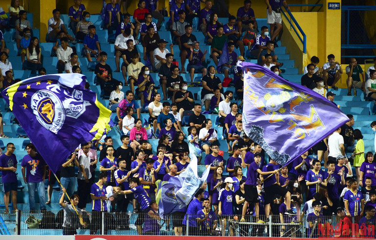 Không khí sôi nổi của hội cổ động viên Hà Nội trên sân Hàng Đẫy.