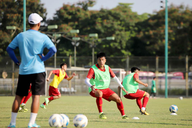 Ban huấn luyện luôn theo sát các cầu thủ. (Ảnh: VFF)