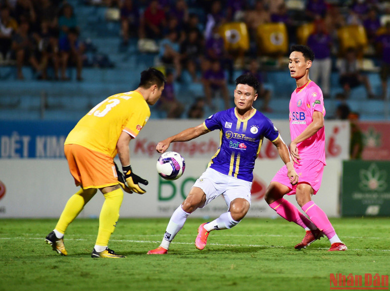 Phải đến phút 83, từ quả tạt của đồng đội, tiền đạo vào sân thay người Tuấn Hải có pha đánh đầu đập đất hiểm hóc nâng tỷ số lên 3-1.