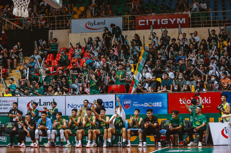 Không khí sôi nổi tại nhà thi đấu Tân Bình.