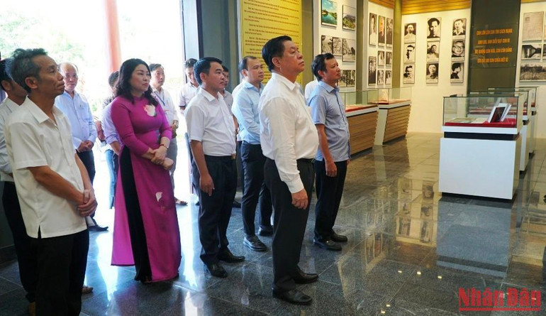 Đoàn công tác tham quan nhà trưng bày tại Khu di tích lưu niệm Đại tướng Nguyễn Chí Thanh (xã Quảng Thọ, huyện Quảng Điền).