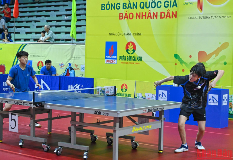 Trận tứ kết đơn nữ giữa đương kim vô địch Trần Mai Ngọc (phải) và Nguyễn Bạch Thanh Thư.