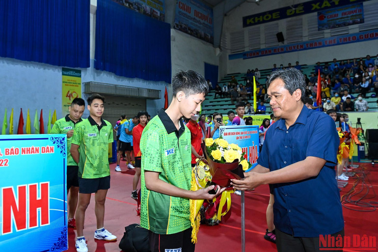 Bí thư Tỉnh uỷ Gia Lai Hồ Văn Niên tặng hoa cho các đội.