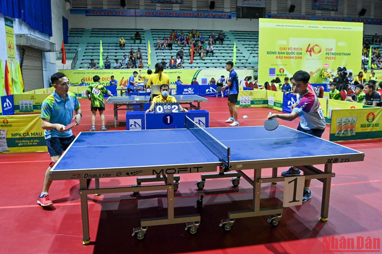 Trận đấu đồng đội nam giữa Đoàn Bá Tuấn Anh (bên phải, Long Hải-Hải Dương 1) và Nguyễn Anh Tú (Tín Phát-Gia Lai). Trận đấu đồng đội nam giữa Đoàn Bá Tuấn Anh (bên phải, Long Hải-Hải Dương 1) và Nguyễn Anh Tú (Tín Phát-Gia Lai).