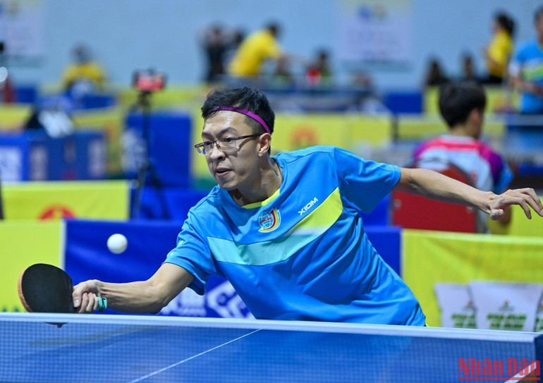 Tay vợt Vũ Quang Hiền thi đấu xuất sắc, góp phần vào chiến thắng 3-0 của đội Hải Dương-Long Hải 1, lọt vào trận chung kết đồng đội nam.