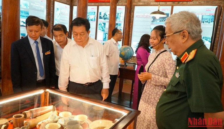 Lãnh đạo Ban Tuyên giáo Trung ương, Tỉnh ủy Thừa Thiên Huế và các ban, ngành tham quan không gian trưng bày các tài liệu, hiện vật, hình ảnh nói về cuộc đời và sự nghiệp hoạt động cách mạng của Đại tướng Nguyễn Chí Thanh.