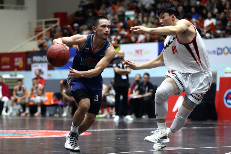 Michael Soy có bóng ở vòng ngoài. (Ảnh: VBA)