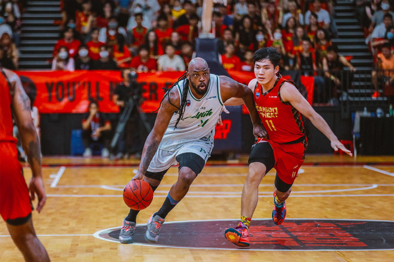 DeAngelo Hamilton dẫn bóng từ giữa sân.