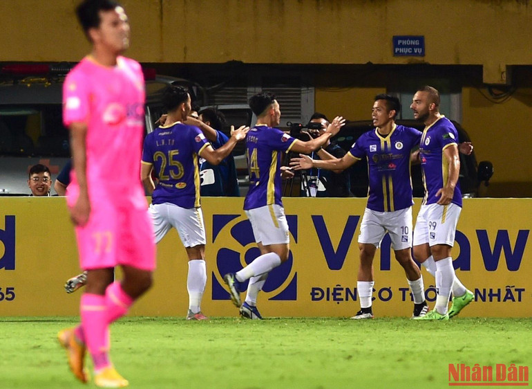 Cầu thủ Sài Gòn thẫn thờ trước bàn thắng ngay phút thứ 7 của ngoại binh Vladimir Siladi.