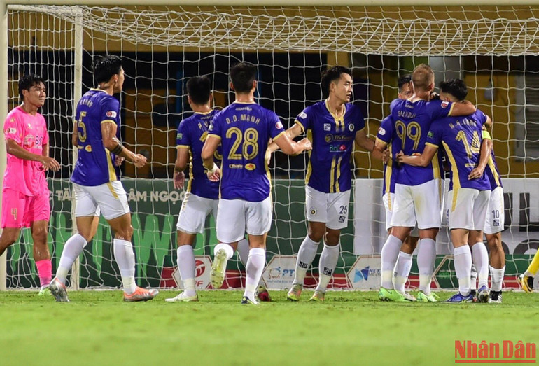 Chỉ sau 8 phút bị gỡ hòa, đội trưởng Văn Quyến đón bóng rồi xử lý khéo léo trong vòng cấm khiến hàng thủ Sài Gòn bị xáo trộn. Khi bóng bật ra, tiền đạo U23 Việt Nam Lê Xuân Tú đã nhanh chân đá bồi nâng tỷ số lên 2-1.