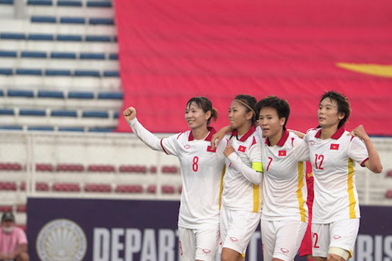 Các nữ tuyển thủ Việt Nam ăn mừng khi vươn lên dẫn trước. (Ảnh: VFF)