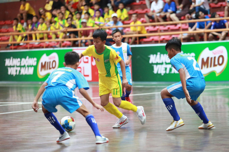 Các cầu thủ nhí thể hiện khả năng phòng ngự chặt chẽ. Các cầu thủ nhí thể hiện khả năng phòng ngự chặt chẽ.