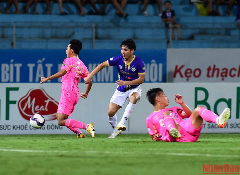 Những tình huống tổ chức tấn công dồn dập của Hà Nội trong hiệp 2 khiến các cầu thủ Sài Gòn vất vả chống đỡ.