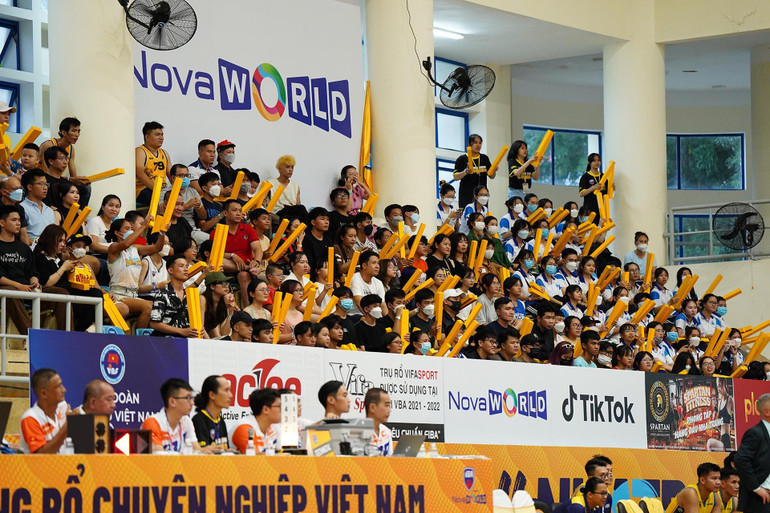 Không khí sôi nổi tại Nhà thi đấu Trường đại học Nha Trang. (Ảnh: VBA)