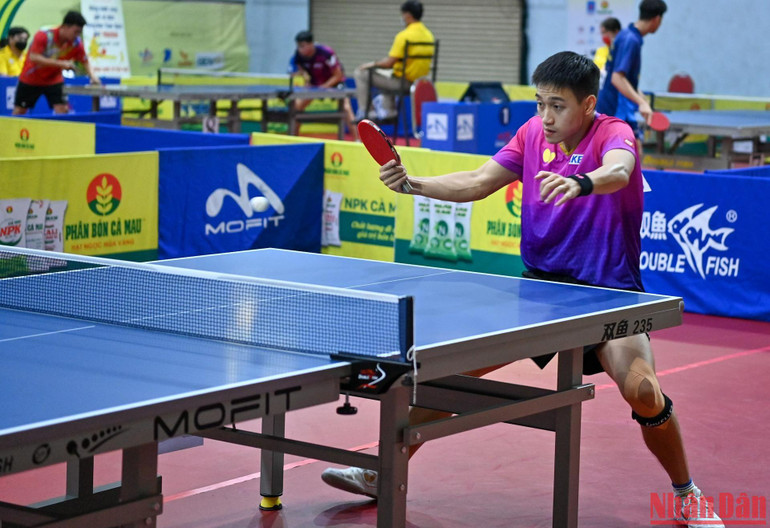 Tay vợt Nguyễn Anh Tú vượt qua Vũ Đức Tuấn để lọt vào vòng tiếp theo.