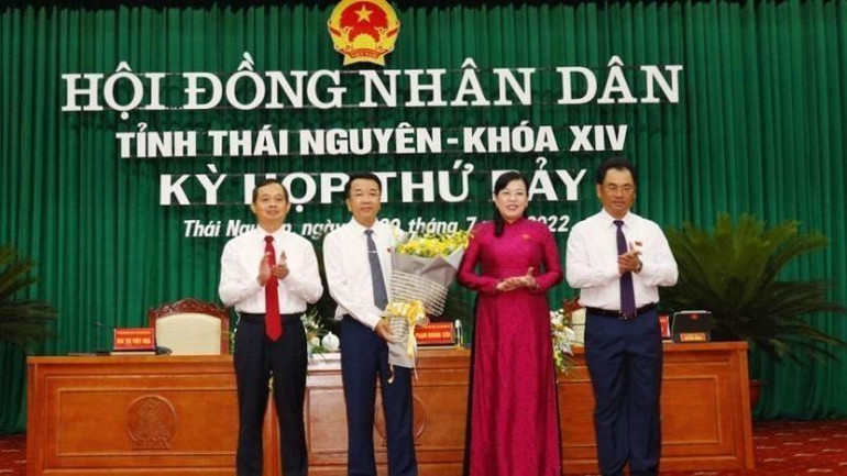 Lãnh đạo tỉnh Thái Nguyên chúc mừng tân Phó Chủ tịch Ủy ban nhân dân tỉnh Thái Nguyên Nguyễn Thanh Bình (thứ hai bên trái qua).