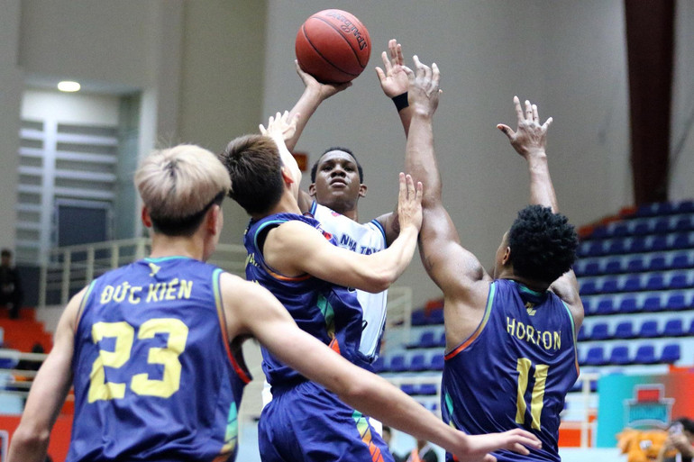 Hàng phòng ngự chặt chẽ của Danang Dragons. Hàng phòng ngự chặt chẽ của Danang Dragons.